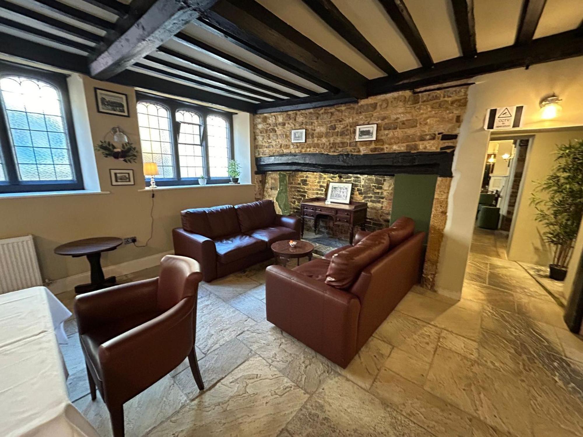 The Hind Hotel Wellingborough Esterno foto
